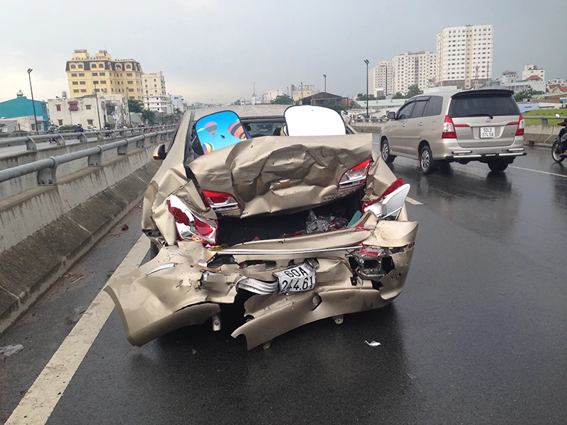 Vụ va chạm liên hoàn 3 xe xảy ra trên cầu Bình Lợi mới chiều nay 23-7